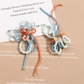 Dettaglio di fiori fatti a mano in perline con petali azzurri e arancioni vivaci - Stile Nappa Blu Arancio Rosa (Stile 2)