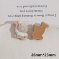 Detailansicht eines 26x23mm beflockten Harzbären-Anhängers für DIY-Bastelarbeiten - Brauner Herzballon Bär