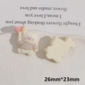 Detail eines 26x23mm beflockten Harz-Bären DIY-Charms mit weicher Samtstruktur - Weißer Herzballon Bär