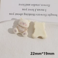 Makro-Detail des beflockten Bären-DIY-Anhängers mit Vorder- und Rückansicht und Maßen - Weißer Buchstaben Bär