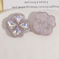 Dettaglio macro di ciondoli a quadrifoglio in resina lavanda con petali di cristallo a cuore - Viola con Strass Bianco