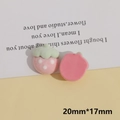 Vue macro de breloques fraises en résine DIY 20x17mm avec texture floquée et pois blancs - Fraise