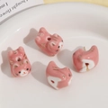 Macro detail van handbeschilderde roze gelukskat keramische kralen met gouden strepen voor DIY - Roze