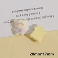 Vue macro détaillée d'une breloque ours floqué en résine de 20 mm avec motif fraise - Ours Jaune