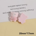 Vue macro détaillée de la breloque DIY ours floqué rose avec motif cerise de 20mm sur 17mm - Ours Rose