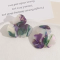 Dettaglio di petali di fiori in acetato marmorizzato per orecchini e accessori fai da te - Marmorizzato Viola Verde Bianco (No. 2)