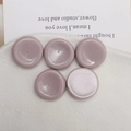 Primer plano de cuentas redondas de resina perlada malva de 22mm para joyería DIY - Púrpura