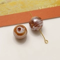 Dettaglio di perline in vetro a spirale da 12mm con perno dorato per gioielli DIY - Marrone