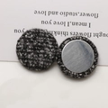 Vue macro détaillée de boutons en tissu tweed noir avec dos en métal argenté pour loisirs créatifs - Texture Noir Gris