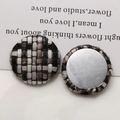 Détail macro de boutons ronds en tissu tweed avec support métallique pour accessoires DIY - Marbre Noir et Blanc