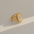 Detalle de anillo dorado ajustable con nácar blanco y estrella en relieve sobre cuero - Estilo Estrella Blanca (185)