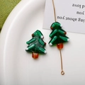 Dettaglio macro di una perla a forma di albero di Natale in vetro soffiato con puntini colorati - 1 Pezzo (26*21mm)