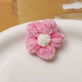 Vista macro di fiori in peluche rosa fatti a mano su un vassoio bianco per DIY - Rosa con cuori bianchi