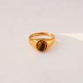 Anillo de acero dorado con piedra ojo de tigre ovalada y banda ancha pulida - Anillo de Oro Pulido con Ojo de Tigre Ovalado (456)