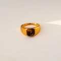 Chevalière dorée pour femme ornée d'une pierre œil de tigre marron de forme carrée - Style Carré (459)