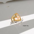 Detalle de anillo de corazón con flor seca incrustada y medidas de 1,8 g peso - Estilo Flor Seca Resina Dorada Martillada Irregular / Tamaño 18.9x16.4mm Paquete