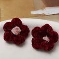 Macro di fiori a sbuffo all'uncinetto bordeaux fatti a mano per gioielli e accessori fai-da-te - Rosso scuro con centro rosa