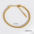 Detalle de pulsera de cadena de trigo bañada en oro de 18K con cierre de langosta y extensión - Cadena Trenzada de Trigo / Dorado