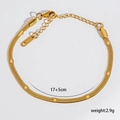 Dettaglio macro del bracciale a catena piatta in oro 18K con motivi a stella - Catena a Serpente Incisa con Stelle / Oro
