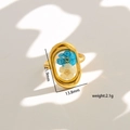 Detalle de anillo dorado con flores secas y medidas de 21,9 mm por 13,8 mm de tamaño - Estilo Flor Seca Preservada Azul Blanco Ovalado Oro / Tamaño 21.9x13.8mm Paquete