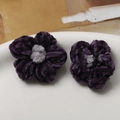 Dettaglio di fiori all'uncinetto in ciniglia viola fatti a mano per accessori fai-da-te - Viola scuro con centro viola chiaro