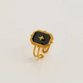 Vista macro de anillo dorado ajustable con esmalte negro y diseño de estrella central - Estilo Estrella Negra (388)