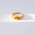 Anillo de cúpula dorado con tres piedras rosas engastadas en estrella sobre fondo blanco - Anillo Domo Tres Piedras Rosas Estrella (447)