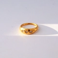 Anillo de cúpula de acero inoxidable dorado con tres circonitas en forma de estrella - Anillo Domo Tres Piedras Blancas Estrella (448)