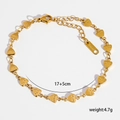 Dettaglio bracciale a catena con cuori placcato oro 18K con incisione LOVE e chiusura a moschettone - Catena Cuore LOVE (SeLoeI) / Oro