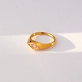 Anillo de sello dorado con gema rosa cuadrada y detalles laterales de circonita - Anillo de Sello Piedra Rosa Cuadrada (449)