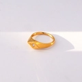 Anillo de sello dorado en acero inoxidable con grabado de estrella y circón central brillante - Anillo de Rombos Estrella Una Piedra (451)