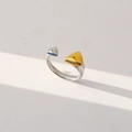 Anillo abierto minimalista con motivos de triángulos en oro y plata sobre una banda de plata - Estilo Bicolor Doble Triángulo (288)