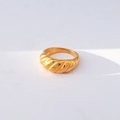 Anillo croissant de acero inoxidable dorado pulido con geometría retorcida - Anillo de Textura de Croissant Retorcido (452)