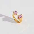 Anello aperto dorato con pietre rosa geometriche e moderna finitura in titanio lucido - Stile Doppia Pietra Rosa (321)