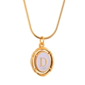 Collar de acero chapado en oro con colgante ovalado y letra D sobre fondo blanco - Letra D