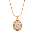 Collar con colgante ovalado de acero de titanio chapado en oro con la letra E blanca - Letra E