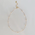 Elegante collar de margaritas doradas con pétalos de perlas blancas y cierre ajustable - Collar / Blanco