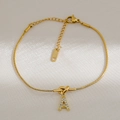 18k vergulde knooparmband met zirkonia letter A hanger op zijden achtergrond - Letter A