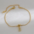 Vergulde slangenketting armband met sprankelende letter B hanger en een knoop detail - Letter B