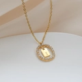 Collana in acciaio dorato con ovale pavé di cristalli e ciondolo lettera I - Lettera I