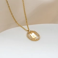 Collana in acciaio inossidabile dorato con ciondolo ovale in cristallo e lettera K - Lettera K