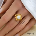 Anello regolabile in acciaio inossidabile placcato oro con fiore a raggiera bianco, 19 mm - Design con Motivo a Sole (255)