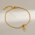 18k vergulde slangenketting armband met liefdesknoop en zirkonia hanger met de letter F - Letter F