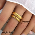 Set de dos anillos dorados de acero inoxidable con textura acanalada y banda lisa - Estilo Texturizado de Doble Capa (212)