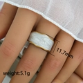 Anillo ondulado de acero inoxidable dorado con esmalte blanco y ancho de 11,7 mm - Estilo de Onda de Esmalte Ancho (219)