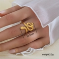 Detalle de anillo de serpiente dorado con dimensiones en el dedo y manga de encaje - Estilo de Textura de Serpiente Envolvente