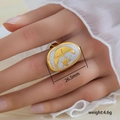 Detalle de anillo dorado de 26,5 mm con esmalte blanco y relieve de luna y estrella - Estilo Ovalado de Esmalte de Luna y Estrella