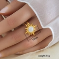 Detalle de anillo estrella de 19mm en acero inoxidable 304 con incrustación blanca - Estilo Incrustación Nácar Rayos de Sol