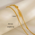 Dettaglio catena dorata in acciaio inox da 1,3 mm con chiusura a moschettone e logo - Catena a Trama Intrecciata (7-17)