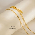 Dettaglio di una collana a catena serpente dorata da 1 mm con chiusura a moschettone - Fine Catena a Serpente (7-18)